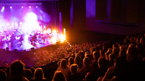 Konzerts in einem mit Zuschauern gefüllten Saal Konzerts in einem mit Zuschauern gefüllten Saal
