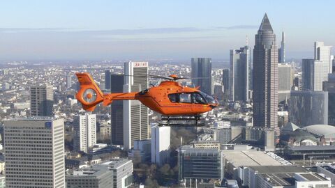 Ein Rettungshubschrauber fliegt über Frankfurt