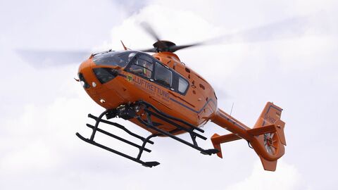 Ein Rettungshubschrauber fliegt