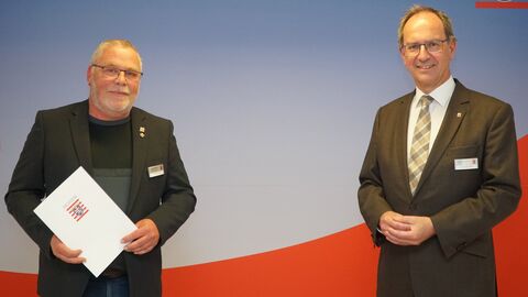 Dienstjubiläum Regierungspräsident Dr. Christoph Ullrich gratulierte dem Staufenberger Harry Pfeiffer zum 40-jährigen Dienstjubiläum.