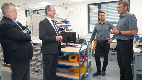 Preisgekrönte Mutmacher für Existenzgründer (v.l.): Jens Ihle und Dr. Christoph Ullrich besuchen das Unternehmen medDV in Fernwald um die beiden Geschäftsführer Gunter Ernst und Carsten Rausch. 