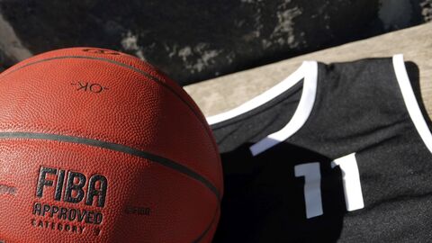 Ein Basketball und ein Trikot