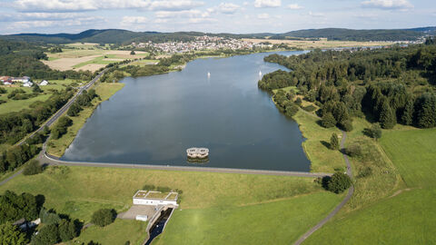 Die Talsperre Aartalsee liegt in den Gemeinden Bischoffen und Hohenahr des Lahn-Dill-Kreises.