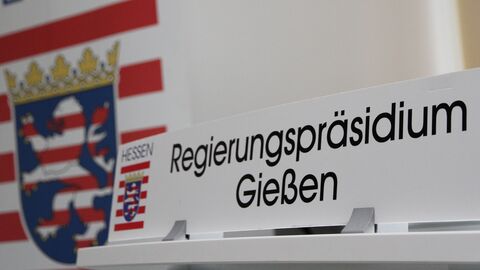 Symbolfoto mit Schild, auf dem Regierungspräsidium Gießen steht
