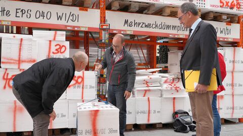 Marktüberwachung RP Dr. Christoph Ullrich schaut Kurt Lehmann-Zintel und Michael Albach zu, wie sie eine Packung Styropor wiegen