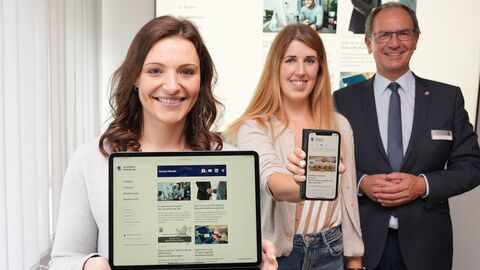 Katharina Schneider, Lisa Antmansky und Dr. Christoph Ullrich präsentieren die neue Homepage