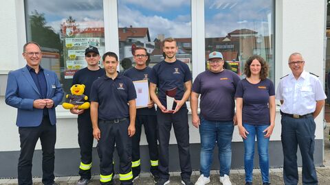 Christoph Ullrich gratuliert dem Siegerteam