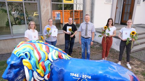 RVP Martin Rößler gratuliert den Auszubildenden zur bestandenen Prüfung