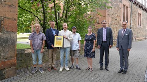 Mit Zertifikaten bestätigt: Das Regierungspräsidium Gießen hat über 3,46 Tonnen CO2 durch klimaneutrale GoGreen-Produkte und -Services ausgeglichen. Das Foto zeigt (von links) Macit Erturul, Hagen Kraus, Benjamin Baumann, Sebastian Menzel, Doris Schneider, Michael Repp und Regierungsvizepräsident Martin Rößler.