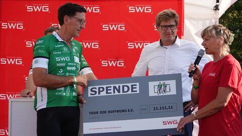 Spendenübergabe v.l. Jens Schmidt, Matthias Funk und Tour-Moderatorin Marina Kielmann