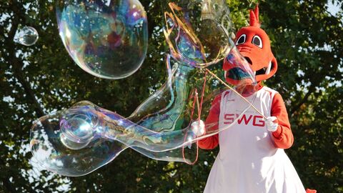 Seifenblasen Maskottchen Drache macht Seifenblasen