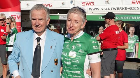 Paul Nowacki mit Schirmherrin Petra Behle vom Vorstand der Tour der Hoffnung e.V. Paul Nowacki mit Schirmherrin Petra Behle vom Vorstand der Tour der Hoffnung e.V.
