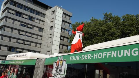Maskottchen auf dem Tour der Hoffnung Bus Maskottchen auf dem Tour der Hoffnung Bus