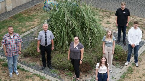 Der Vertreter des Regierungsvizepräsidenten Manfred Becker begrüßt den neuen Nachwuchs beim Regierungspräsidium Gießen mit einem Fotoshooting vor dem Hauptsitz am Landgraf-Philipp-Platz (v.l.): Brian Hiegert, Manfred Becker, Tatjana Mezker, Elisa Krug, Jana Peter, Enno Tensing und Sinan Kaya. Es fehlt: Emilia Walter.