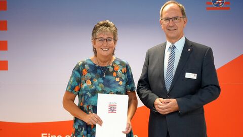 Dr. Christoph Ullrich gratuliert Kerstin Weigel zum Dienstjubiläum und überreicht eine Urkunde