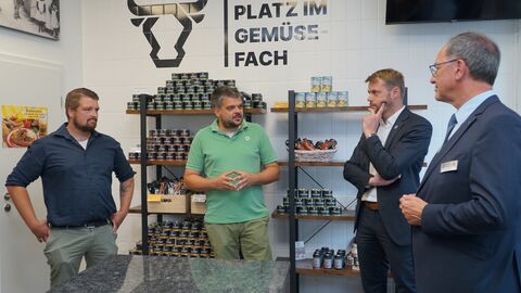 Christopher Muth (l.) und Manuel Schneider (2.v.l.) erläutern Regierungspräsident Dr. Christoph Ullrich (r.) und Bürgermeister Dr. Johannes Hanisch ihre Unternehmensphilosophie.