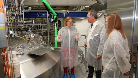 Beim Rundgang erläuterte Werksleiterin Charlotte Lorentzen Regierungspräsident Dr. Christoph Ullrich und RP-Mitarbeiterin Christina Grimm (von links) die einzelnen Produktionsschritte.