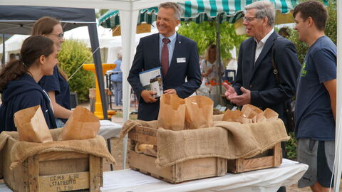 Regierungsvizepräsident Martin Rößler besucht die Marktstände