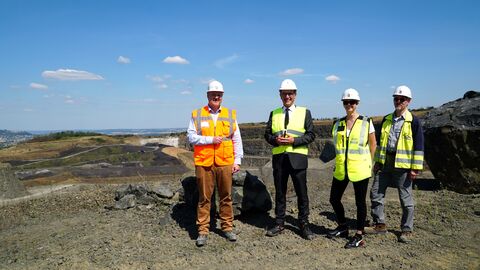 Geschäftsführer Sascha Rühl mit Regierungspräsident Dr. Christoph Ullrich, Bürgermeisterin Simke Ried und Ralf Ukleja von der Bergaufsicht des Regierungspräsidiums (von links).