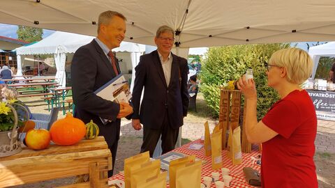 Der Gießener Regierungsvizepräsident Martin Rößler (links) und Dezernatsleiter Landwirtschaft und Marktstruktur Dr. Jürgen Becker (Zweiter von links) informieren sich am Stand von Direktvermarktern am „Tag der Regionen“ in Fauerbach. 
