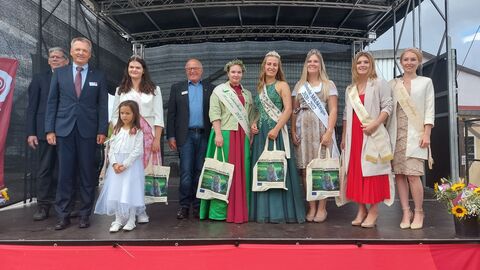 Der Gießener Regierungsvizepräsident Martin Rößler (Zweiter von links) mit den hessischen Hoheiten beim „Tag der Regionen“ in Fauerbach 