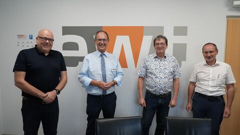 Gemeinsam Energieeffizienz ins Bewusstsein bringen – Alexander Klein, Regierungspräsident Dr. Christoph Ullrich, Werner Arnold und Bürgermeister Sebastian Stang.