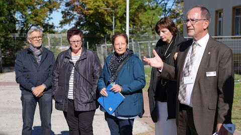 Regierungspräsident Dr. Christoph Ullrich (r.) – hier mit Roland Desch (Stadtverordneter), Rita Beller (ehrenamtliches Magistratsmitglied), Bürgermeisterin Barbara Akdeniz und Regierungspräsidentin Brigitte Lindscheid (v. l.) – informierte über den Standort Darmstadt/Kelley-Barracks der Erstaufnahmeeinrichtung des Landes Hessen. 