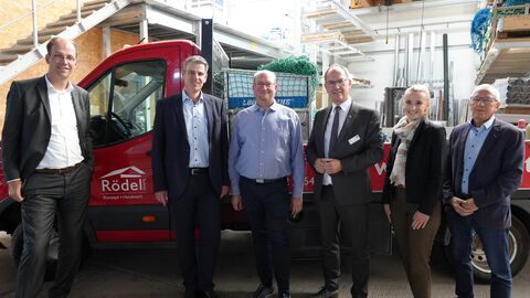 Dr. Christoph Ullrich (3.v.r.) zusammen mit Claus Lefévre (stv. Vorsitzender FWG-Fraktion), Bürgermeister Frank Inderthal, Firmeninhaber Jens Rödel (auch Vorsitzender Grünen-Fraktion), Lisa Schäfer (stv. Vorsitzende CDU-Fraktion) und Erstem Stadtrat Jörg Leidecker.