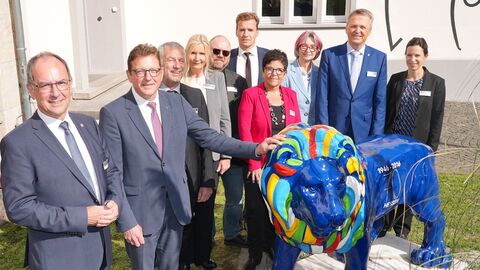Regierungspräsident Dr. Christoph Ullrich (l.) begrüßt Stefan Sauer, Staatssekretär im Hessischen Ministerium des Innern und für Sport, vor dem Hauptsitz am Landgraf-Philipp-Platz zum Informationsgespräch. Mit dabei sind die RP-Führungskräfte Manfred Becker (ab 3.v.l.), Flora von Zezschwitz, Dirk Wamser, Dr. Christian Schmidt, Sonja Heckrodt, Ruth Böhr, Regierungsvizepräsident Martin Rößler und Franziska Lodde.