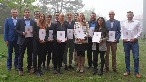 Regierungsvizepräsident Martin Rößler (links) begrüßt die neuen Technischen Referendarinnen und Referendare für Arbeitsschutz und Umwelttechnik sowie den Technischen Oberinspektoranwärter.