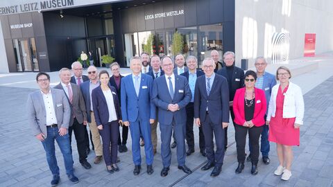 Die Teilnehmer des Treffens stehen vor der Leica-Welt