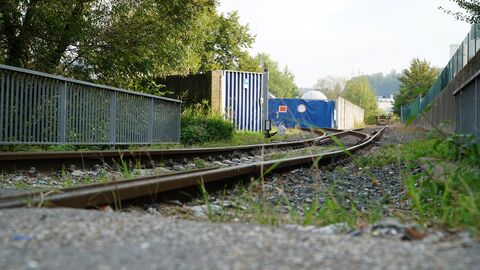 Ein Gleisanschluss, der zu einem Unternehmen führt.