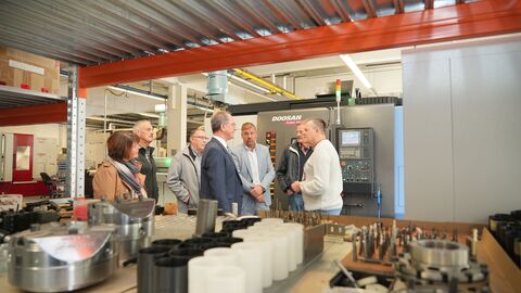 Gemeindebereisung Regierungspräsident Dr. Christoph Ullrich und die Kommunalpolitiker wurden von Geschäftsführer Andreas Legner auch durch die Produktionshalle geführt.