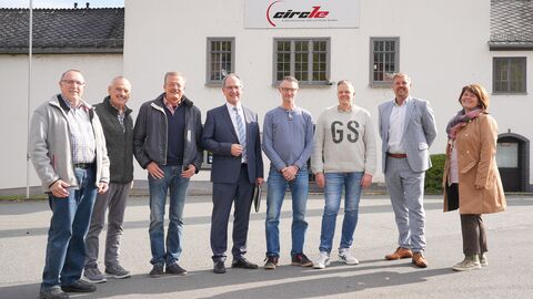 Mit Kommunalpolitikern und Weilmünsters Bürgermeister Mario Koschel (2.v.r.) besuchte Regierungspräsident Dr. Christoph Ullrich (4.v.l.) das Unternehmen Circle um die beiden Geschäftsführer Heiko Legner (4.v.r) und Andreas Legner (3.v.r.). 