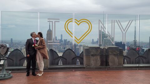 Ein frisch verheiratetes Paar steht auf dem Rockefeller Center in New York