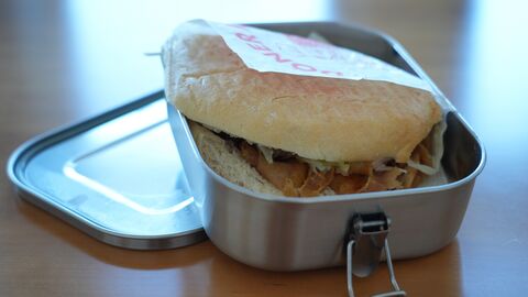 Symbolfoto Ein Döner, der in einer Blechdose liegt