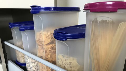Egal ob Nudeln oder Müsli: Anstatt die angefangene Packung in den Schrank zu räumen, sollte der Rest in dicht schließende Behälter umgefüllt werden. 