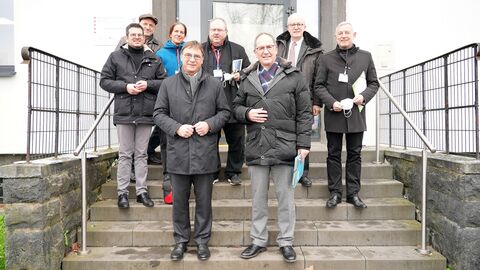Rundgang durch das Ankunftszentrum in Gießen (hinten von links) Pfarrer Andreas Lipsch (EKHN), Maria Bethke (Diakonie Hessen), Pfarrer Matthias Leschhorn (Evangelische Petrusgemeinde Gießen), Dr. Stephan Hölz (Leiter der Abteilung Flucht und Integration beim hessischen Ministerium für Soziales und Integration). Mitte von links: André Witte-Karp (Dekan des Evangelischen Dekanats Gießen), RP-Abteilungsleiter Manfred Becker; vorne von links: Kirchenpräsident Dr. Dr. h.c. Volker Jung und Dr. Christoph Ullrich.