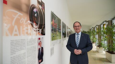 Regierungspräsident Dr. Christoph Ullrich steht vor Mittelhessens größtem begehbaren Kalander am RP-Hauptsitz.
