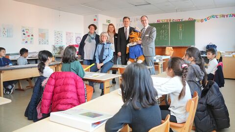 Kinderkommissar Leon besucht die Pilotschule am Standort der Erstaufnahmeeinrichtung des Landes Hessen (EAEH) in Gießen (von links): Antje Suppmann (Zentrale Jugendkoordinatorin Polizeipräsidium Mittelhessen), Claudia Meyer (Hospitantin Polizeipräsidium Mittelhessen), Andrea Kaup (stellvertretende Abteilungsleiterin Flüchtlingsangelegenheiten, Erstaufnahmeeinrichtung und Integration), Bernd Paul (Präsident Polizeipräsidium Mittelhessen) und Dr. Christoph Ullrich (Präsident Regierungspräsidium Gießen).