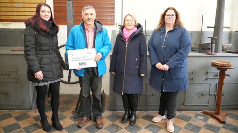 RP-Mitarbeiterin Verena Haas, Vorsitzender der Justus Liebig-Gesellschaft zu Gießen Professor Gerd Hamscher, RP-Abteilungsleiterin Claudia Coburger-Becker und RP-Mitarbeiterin Julia Nowey.