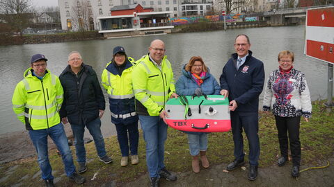 Taufe Messboot Andreas Hildebrand, Hartmut Köster, Ines Walter, Sören Waldeck, Margit Bosse (Gewinnerin Namenwettbewerb), Dr. Christoph Ullrich (Regierungspräsident) und Karin Ohm-Winter (Abteilungsleiterin „Umwelt“).