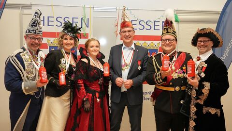 Regierungspräsident Dr. Christoph Ullrich (3. v. r.) mit Prinzessin Yulia I., Prinz Maurice I., Hofmarschall Frank, Hofdame Carla und Adjutant Thorsten. 