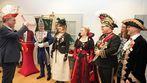 Regierungspräsident Dr. Christoph Ullrich (l.) überreichte Prinzessin Yulia I., Prinz Maurice I., Hofmarschall Frank, Hofdame Carla und Adjutant Thorsten den „RP-Orden“.