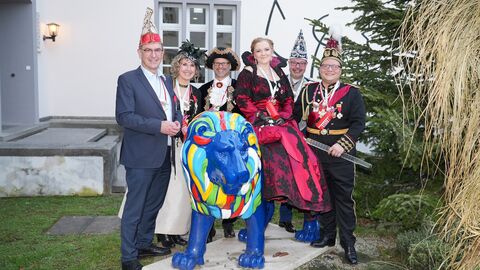 Ein Foto am Hessenlöwen durfte nicht fehlen (von links): Regierungspräsident Dr. Christoph Ullrich, Hofdame Carla, Adjutant Thorsten, Prinzessin Yulia I., Hofmarschall Frank und Prinz Maurice I.. 