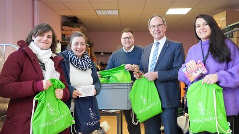 Julia Bernhardt (Vorsitzende), Magdalena Wege (2. Vorsitzende), Christian Brück (RP Gießen), Dr. Christoph Ullrich (Regierungspräsident) und Johanna Rühl (RP Gießen) halten Hoffnungsbeutel in den Händen