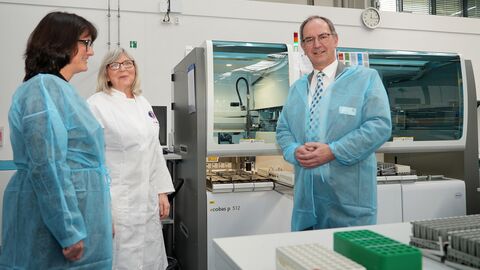 Austausch über die Abläufe in der Laborhalle (von links): Bioscientia Labor-Geschäftsführerin Andrea Debus, ärztliche Leiterin Dr. Claudia Drebes-Schermutzki und Regierungspräsident Dr. Christoph Ullrich. 