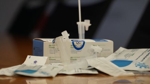 Corona-Tests liegen auf einem Tisch