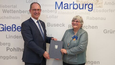 Auszeichnung Regierungspräsident Dr. Christoph Ullrich überreicht Luise Böttcher aus Großen-Buseck den Hessischen Verdienstorden.