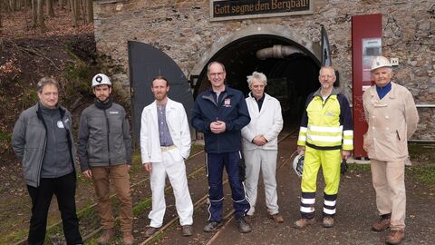 Gruppenbild vor dem Stollenmundloch (v.l.): Michael Volkwein, Matthias Baum, Chris Freiling, Regierungspräsident Dr. Christoph Ullrich, Dietmar Czichowlass, Ralf Ukleja und Claus Morgenstern.
